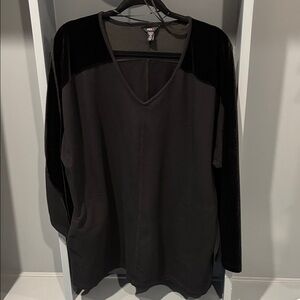 Intro. Black V-Neck velvet trimmed stretchTunic